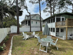 Renovated Cottage: 4th row from the Beach!